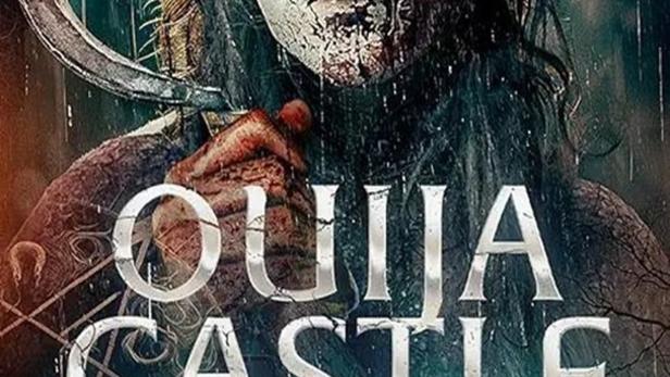 Eine Frau mit einer Maske und blutverschmiertem Gesicht hält eine Sichel in der Hand, im Hintergrund ein Schloss.