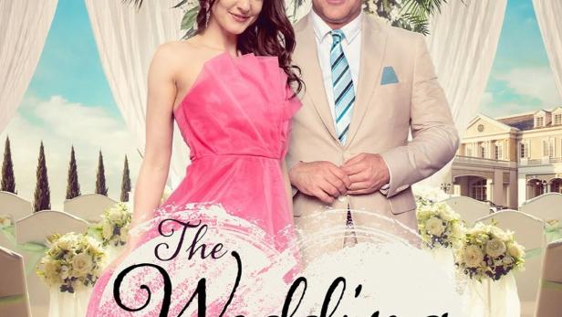 Das Filmplakat für „The Wedding in the Hamptons“ zeigt ein Paar vor einer Hochzeitskulisse.