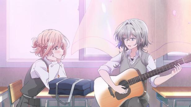 Zwei Anime-Mädchen sitzen in einem Klassenzimmer, eines spielt Gitarre.