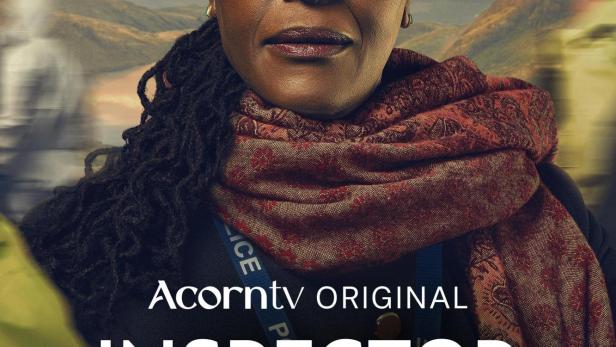 Porträt der Schauspielerin Deirdre Kinahan als „Inspector Ellis“ vor einer Landschaft.