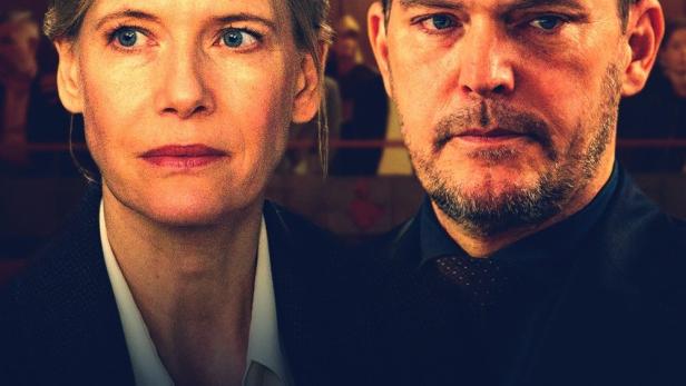 Das Filmplakat zu „Sie sagt. Er sagt.“ mit zwei Hauptdarstellern vor Gerichtssaal-Hintergrund.