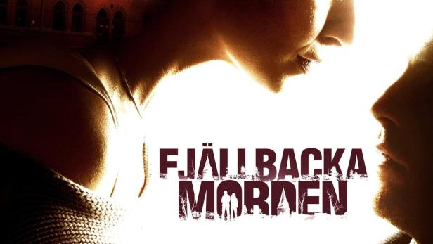 Das Filmplakat für „Fjällbackamorden“ zeigt zwei Personen und ein Gebäude im Hintergrund.
