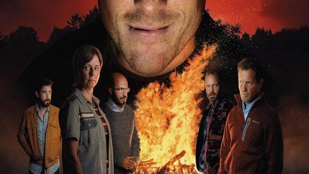 Das Filmplakat für „Fred til lands“ zeigt eine Gruppe von Personen vor einem Lagerfeuer.