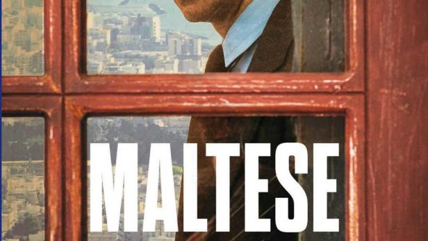 Das Filmplakat für „Maltese: Il Romanzo del Commissario“ zeigt einen Mann am Fenster mit Zigaretten.