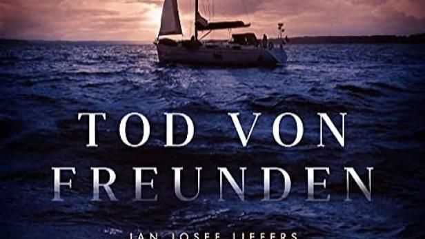 Das Filmplakat für „Tod von Freunden“ zeigt ein Segelboot auf dem Meer bei Sonnenuntergang.