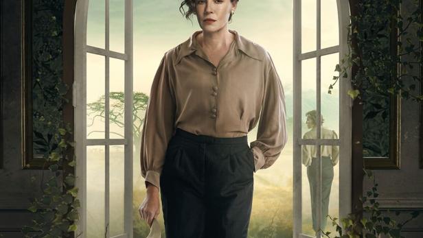 Eine Frau, möglicherweise Karen Blixen, steht vor einem offenen Fenster in Afrika.