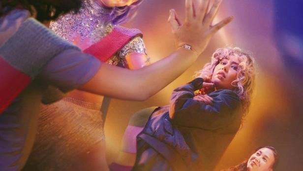 Das Filmplakat für „Parallel Me“ zeigt vier Frauen in verschiedenen Posen.