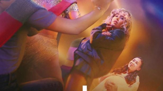 Das Poster für „Parallel Me“ zeigt vier Frauen in verschiedenen Posen und Outfits.