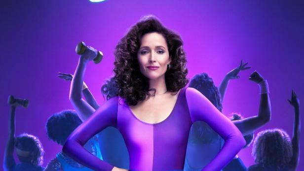 Das Poster für die Fernsehserie „Physical“ zeigt Rose Byrne in einem lilafarbenen Aerobic-Anzug.