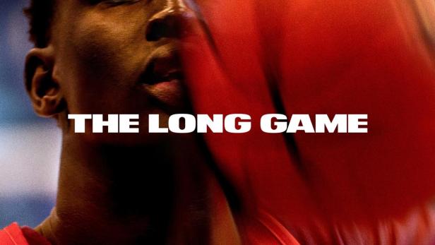 Ein Basketballspieler mit einem Ball im Gesicht, im Hintergrund der Titel „The Long Game“.