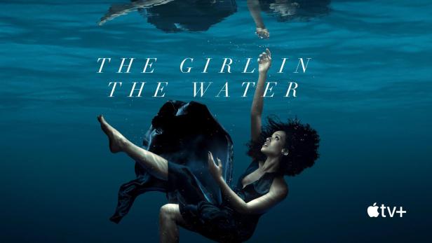 Eine Frau in einem schwarzen Kleid treibt im Wasser, Titelbild für „The Girl in the Water“.