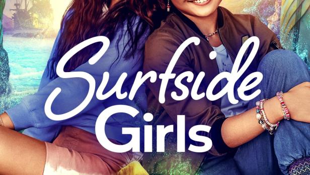 Das Filmplakat für „Surfside Girls“ zeigt zwei junge Mädchen vor einer Piratenkulisse.