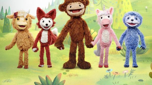 Das Poster für „Slumberkins“ zeigt fünf Stofftierfiguren in einer cartoonartigen Landschaft.