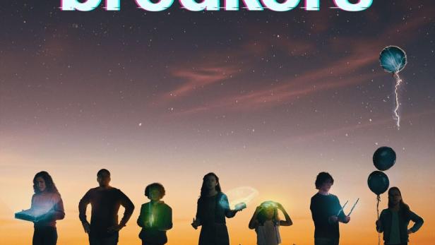 Das Filmplakat für „Circuit Breakers“ zeigt eine Gruppe von Kindern mit leuchtenden Gegenständen vor einem Sternenhimmel.