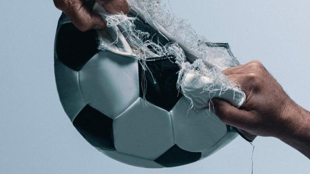 Zwei Hände zerreißen einen Fußball; Plakat für „Super League: Das Spiel abseits des Feldes“.