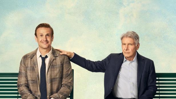 Das Filmplakat zu „Shrinking“ zeigt Jason Segel und Harrison Ford auf einer Parkbank.
