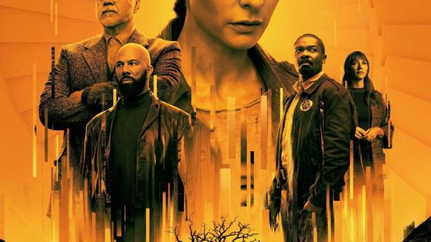 Das Poster für die Apple TV+ Serie „Silo“ zeigt die Hauptdarsteller vor einem orangefarbenen Hintergrund.