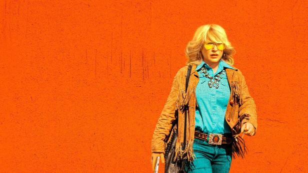 Eine Frau geht an einem zerstörten Auto und einem Steppenläufer vorbei; Filmposter „The Desert“.