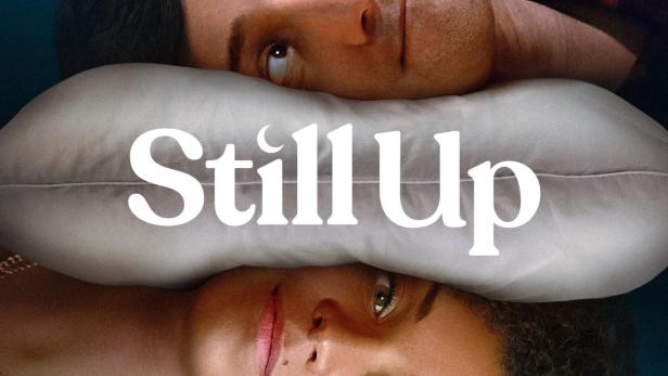 Das Filmplakat für „Still Up“ zeigt ein Paar, das auf einem Kissen liegt.