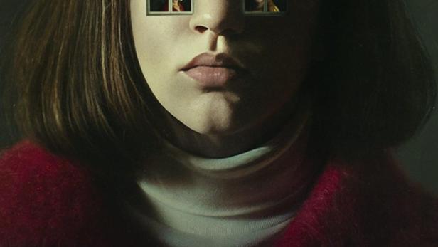 Das Filmplakat für „Enfield Poltergeist“ zeigt ein Mädchen, dessen Augen durch Fenster ersetzt sind, in denen ein anderes Mädchen zu sehen ist.