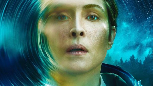 Das Filmplakat für „Constellation“ zeigt eine Astronautin vor einem kosmischen Hintergrund.