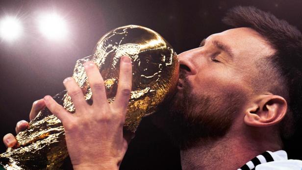 Lionel Messi küsst den goldenen FIFA-Weltpokal.