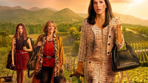 Drei Frauen ziehen Koffer auf einem Feldweg entlang, Titel: „Tierra de Mujeres“.