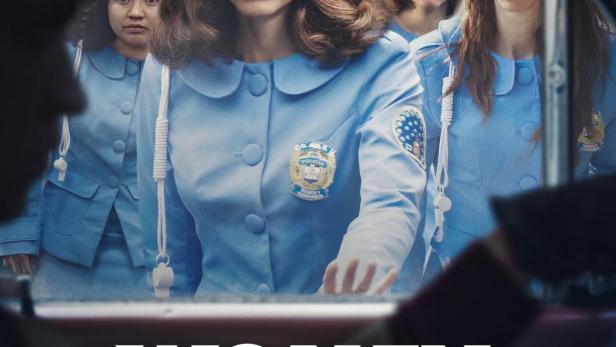 Das Filmplakat für „Women in Blue“ zeigt Polizistinnen in blauen Uniformen.