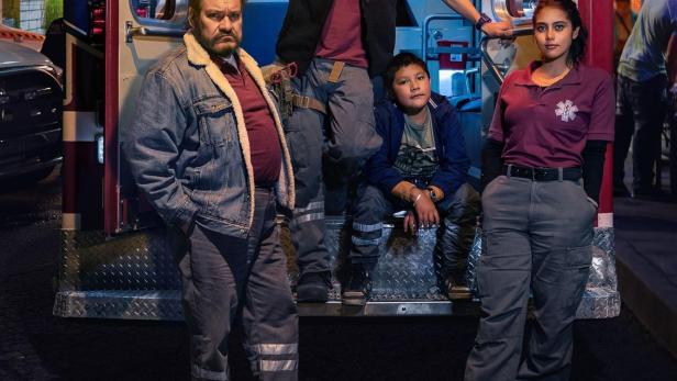 Das Filmplakat für „Midnight Family“ zeigt vier Personen vor einem Krankenwagen.