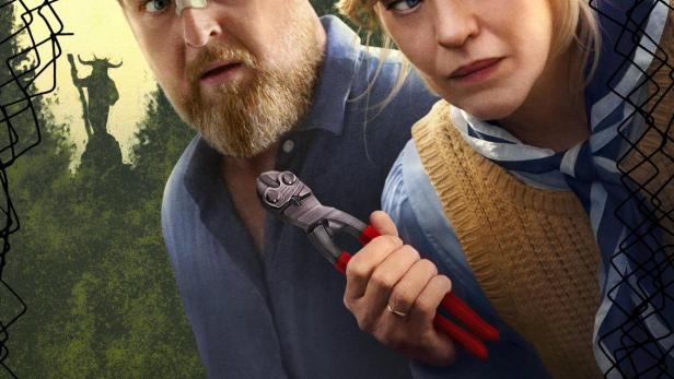 Das Filmplakat zu „Where's Wanda?“ zeigt ein Paar mit Bolzenschneider vor einem Zaun.