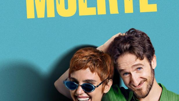 Ein Mann und eine Frau lächeln auf dem Filmplakat zu „A Muerte“.