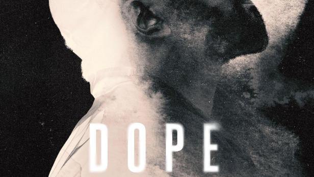 Ein Schwarz-Weiß-Poster für „Dope Thief“ auf Apple TV+ zeigt einen Mann mit Mütze.