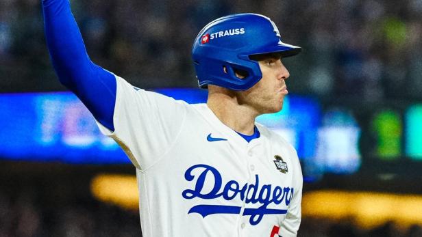 Ein Baseballspieler der Los Angeles Dodgers feiert mit erhobenem Schläger den Gewinn der World Series 2024.