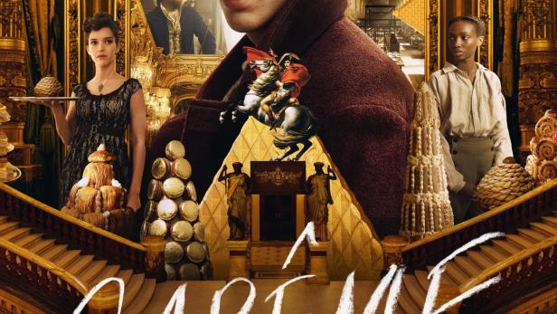Das Filmplakat für „Carême“ zeigt einen jungen Mann vor einer opulenten Treppe und kunstvollen Speisen.