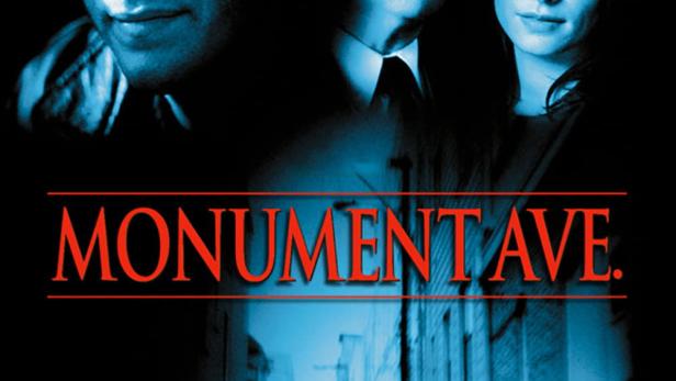 Das Filmplakat für „Monument Ave.“ zeigt Schauspieler und eine Gasse.