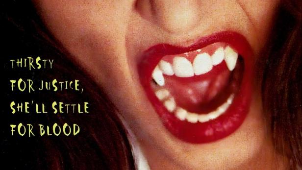 Das Filmplakat für „Vampirella“ zeigt eine Frau mit roten Augen und Vampirzähnen.