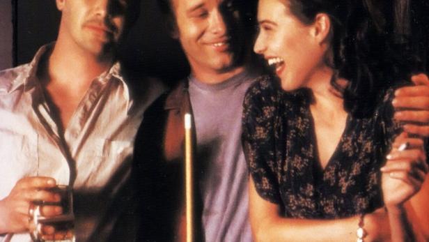 Das Filmplakat für „The Last Time I Committed Suicide“ zeigt drei junge Leute an einem Billardtisch.