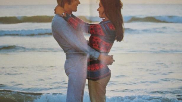 Das Filmplakat für „Sie liebten sich einen Sommer“ zeigt ein Paar am Strand.