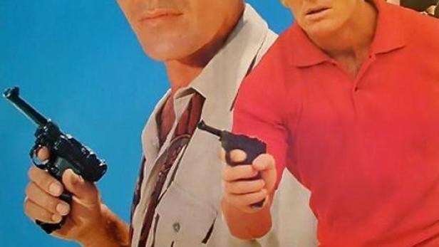Das Filmplakat für „Kommissar X – Drei goldene Schlangen“ zeigt Tony Kendall mit einer Pistole.