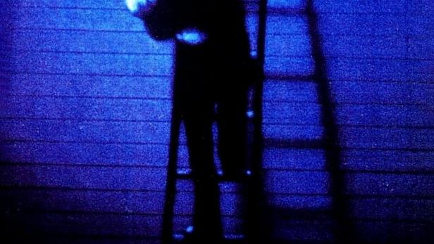 Das Filmplakat für „Crime of the Century“ zeigt eine dunkle Gestalt auf einer Leiter.