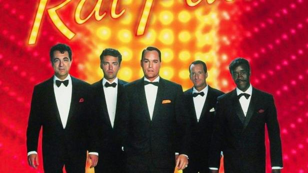 Das Filmplakat für „The Rat Pack“ zeigt fünf Männer in Anzügen.
