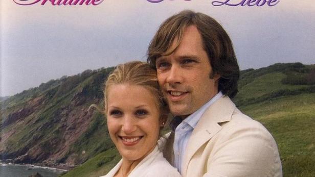 Das Cover der Rosamunde Pilcher Collection mit einem Paar vor einer Küstenlandschaft.