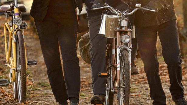 Joachim Król, Martina Gedeck und Peter Lohmeyer auf Fahrrädern im Film „Endlich Witwer – Forever Young“.