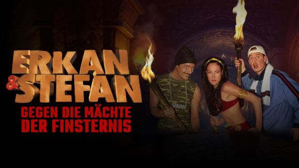 Das Filmplakat zu „Erkan & Stefan gegen die Mächte der Finsternis“ zeigt die drei Hauptdarsteller in einem dunklen Gewölbe.