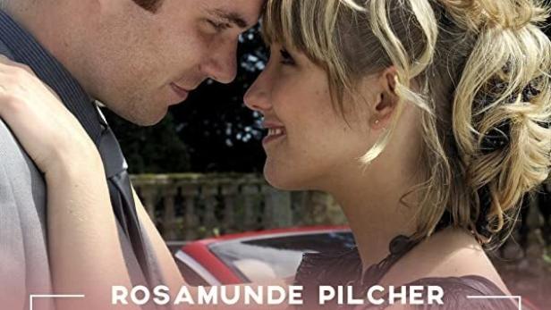 Ein Paar steht Stirn an Stirn vor dem Cover von Rosamunde Pilchers „Entscheidung des Herzens“.