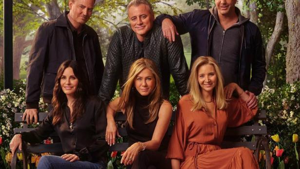 Das Ensemble der Fernsehserie „Friends“ sitzt auf einer Bank für „The Reunion“.