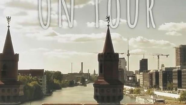 Die Oberbaumbrücke in Berlin mit einer gelben U-Bahn und dem Schriftzug „Extraklasse on Tour“.