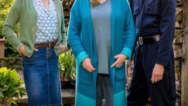 Drei Schauspieler vor dem Hintergrund des Films „Meine Mutter raubt die Braut“.