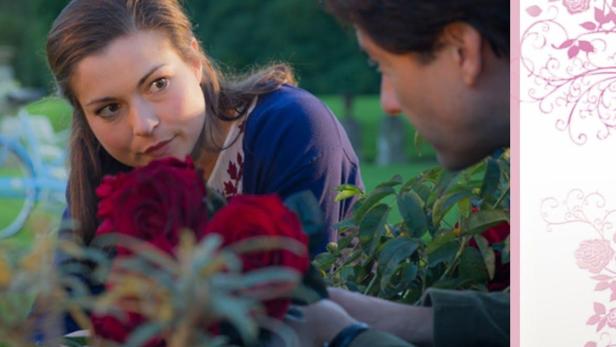 Das Cover des Rosamunde Pilcher Films „Besetzte Herzen“ zeigt ein Paar mit roten Rosen.