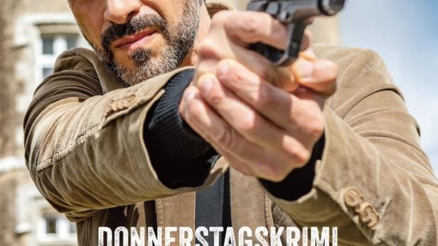 Kommissar Dupin zielt mit einer Pistole vor einem Schloss.